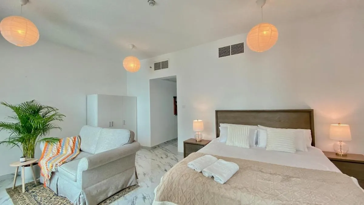 Luxury 3-Bedroom Apartment In Prime Location Dubai 0*,